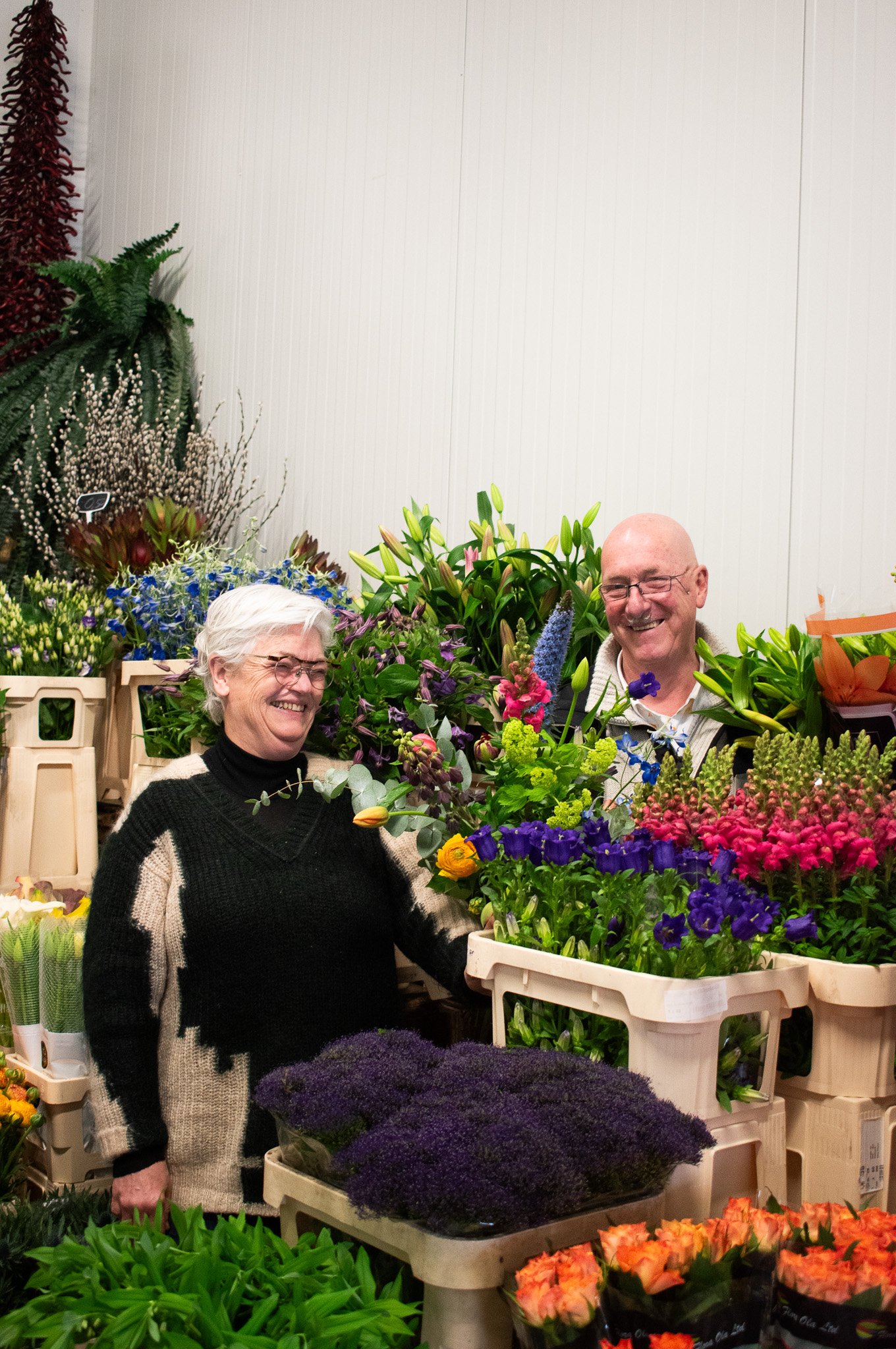 Man en vrouw tussen bloemen