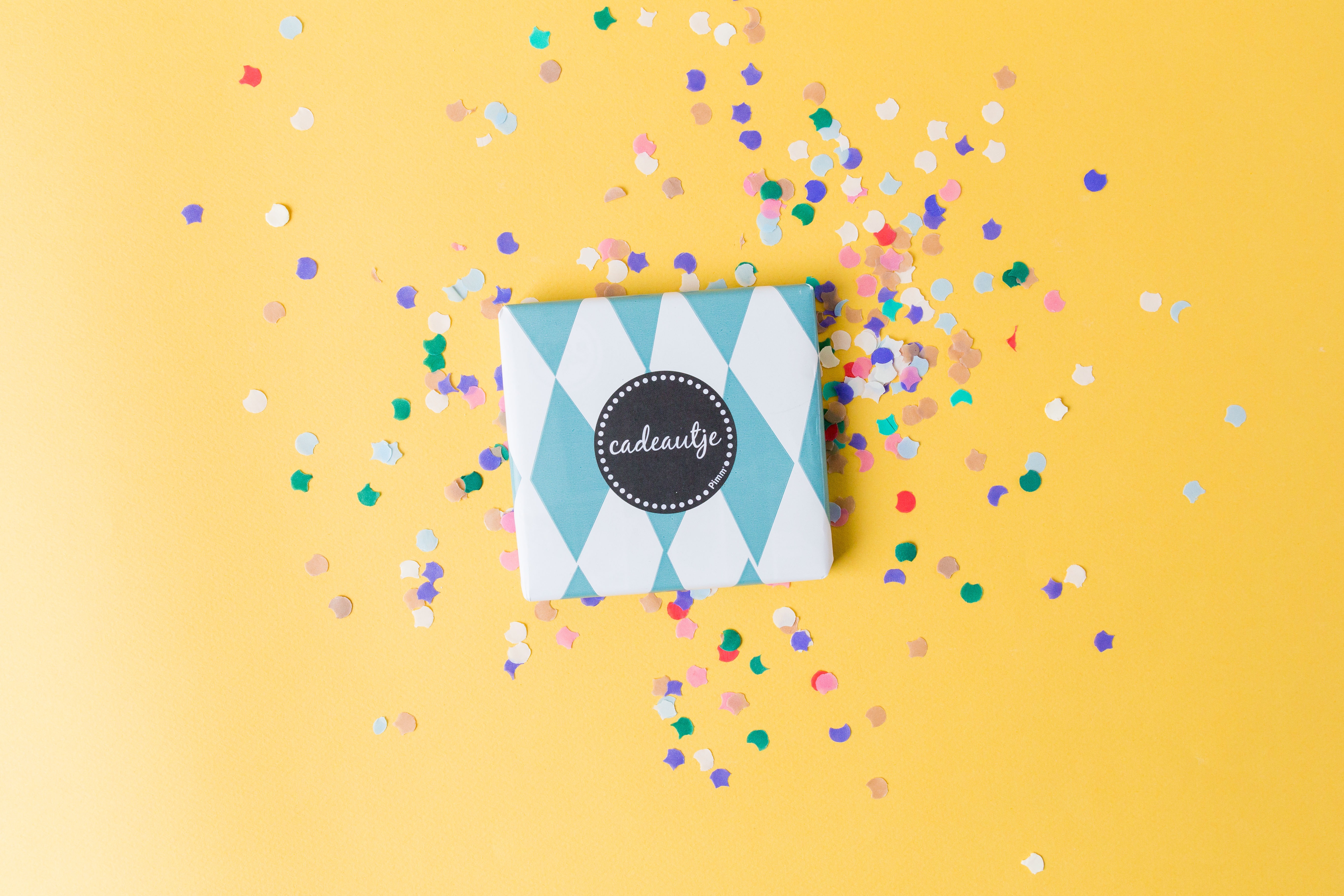 Cadeautje, confetti, geel