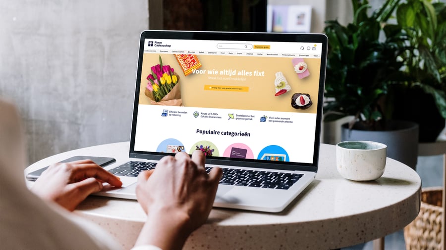 Laptop met pimmcadeaushop op scherm