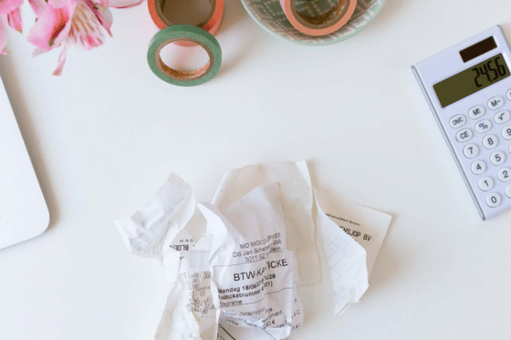 Bonnentjes en rekenmachine op tafel