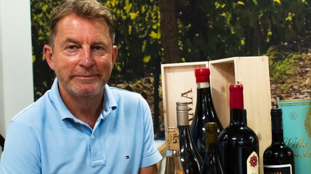 Man met flessen wijn