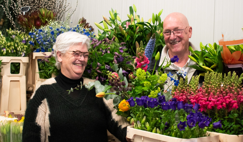 Vrouw en man met bloemen