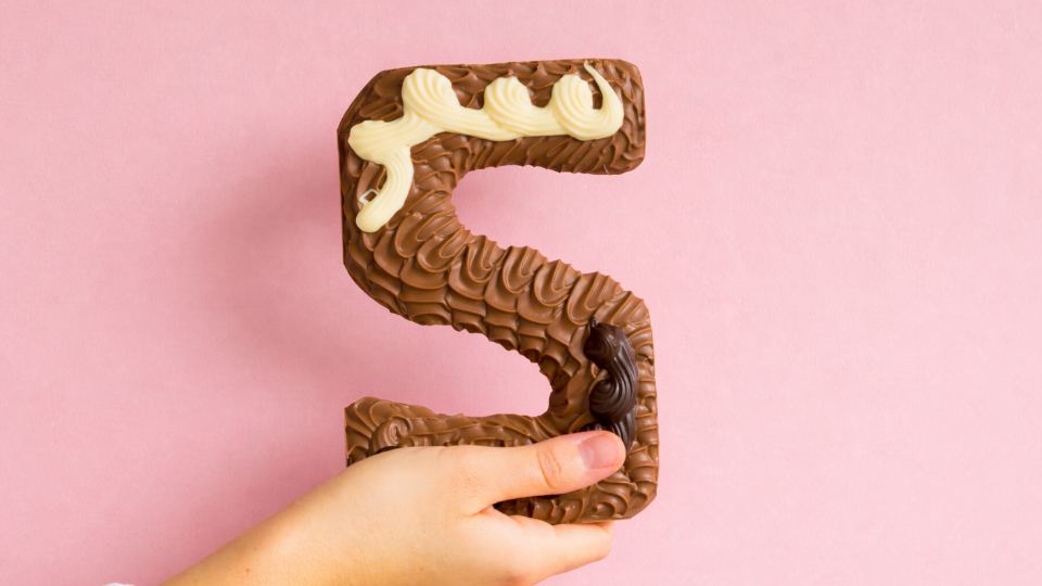 Sinterklaas cadeaus zoals chocoladeletters en pepernoten