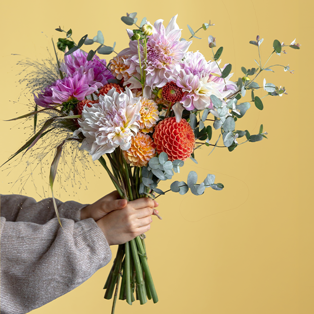Hero afbeelding van iemand die bloemen geeft voor de assortiment pagina