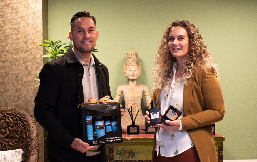 Man en vrouw met flessen